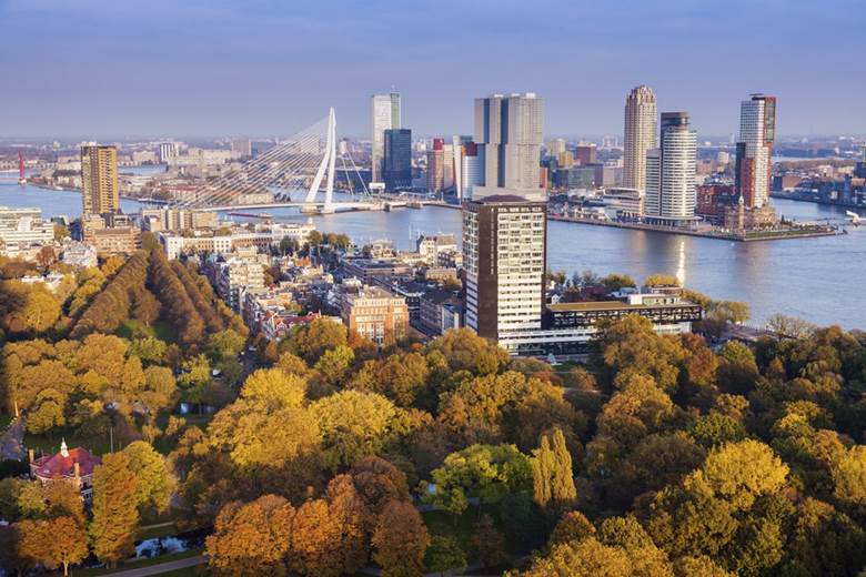 4. Thành phố RotterdamRotterdam- RotterdamRotterdam là thành phố lớn thứ hai ở Hà Lan, sau thủ đô Amsterdam, và là một trong những thành phố cảng rộng và năng động nhất trên toàn thế giới. Toạ lạc ở tỉnh South Halland ở miền Đông của Hà Lan, thành phố Rotterdam nổi bật với những cảnh đẹp xuất sắc của hệ thống sông, cảng biển, và kênh đào nhân tạo từ lâu đời, những kiến trúc hiện đại, và những khu mua sắm rất sầm uất.