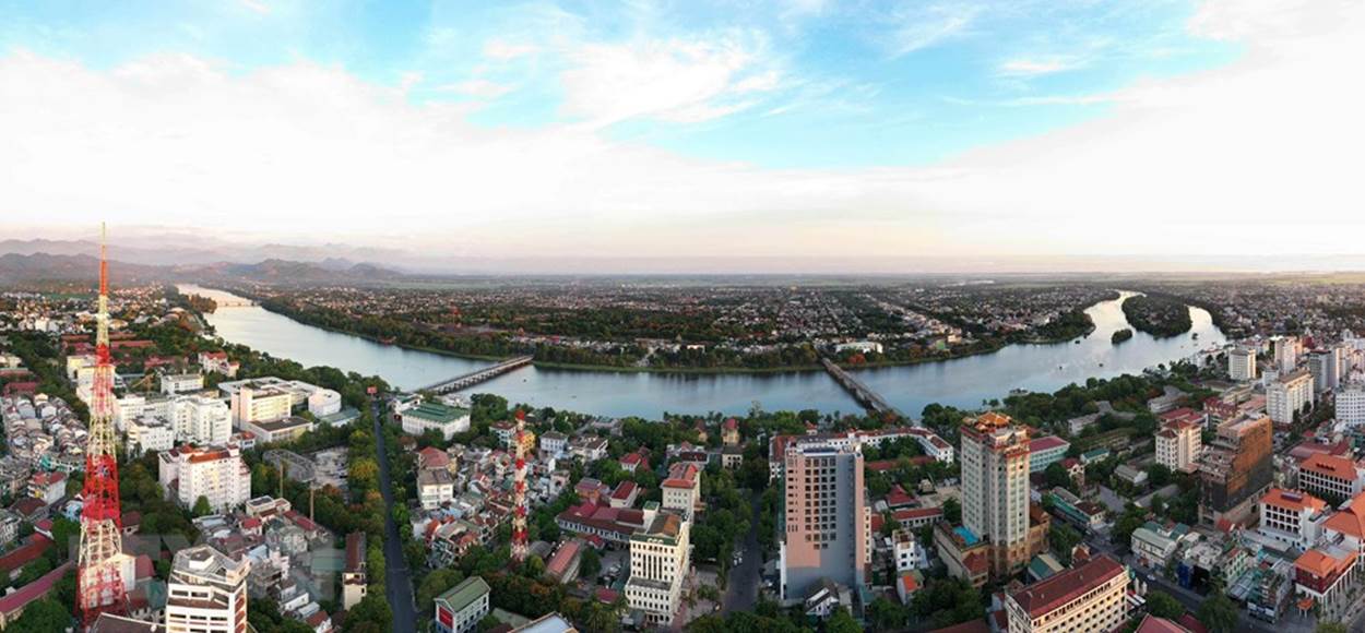  Thành phố Huế hiện đang có sức hút lớn đối với các dòng khách du lịch văn hoá, du lịch trở về cội nguồn, du lịch sinh thái và các loại du lịch đặc sắc khác của cả nước. (Ảnh: Hồ Cầu/TTXVN)