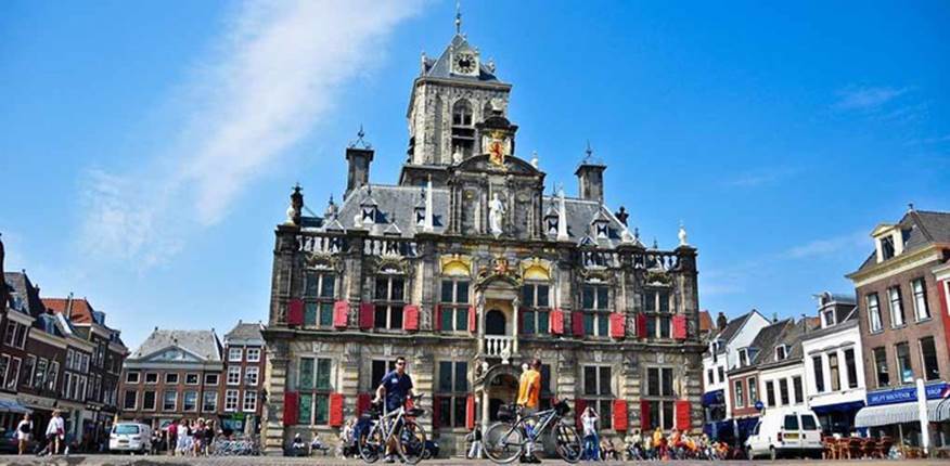Hà Lan. Nổi tiếng với những kênh đào chạy qua nhiều con đường và các tòa nhà cổ kính tuyệt đẹp.