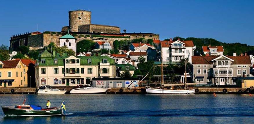 Thụy Điển. Thành phố bên bờ biển Marstrand là một điểm đến nổi tiếng và là nơi tổ chức Match Cup, một sự kiện thu hút các thủy thủ giỏi nhất từ khắp nơi trên thế giới.