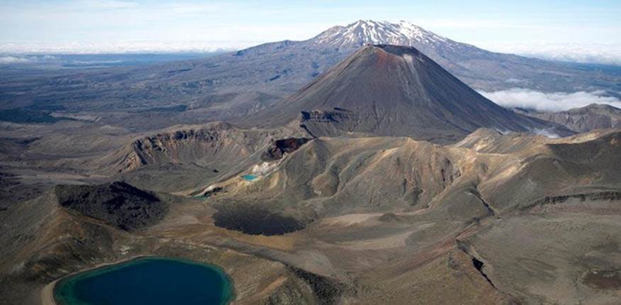 New Zealand. Tongariro là công viên quốc gia lâu đời nhất ở New Zealand và là công viên quốc gia thứ tư được thành lập trên thế giới. Địa điểm này cũng là Di sản Thế giới của UNESCO và tự hào không chỉ có một mà là ba ngọn núi lửa đang hoạt động.