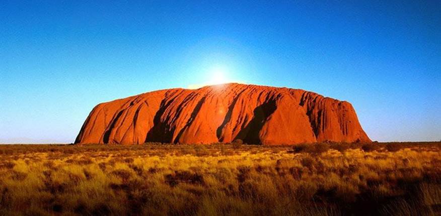 Australia. Uluru hay còn gọi là Ayers Rock, nằm ở miền trung Australia, cũng là Di sản Thế giới của UNESCO. Ngọn núi đá nguyên khối khổng lồ dường như thay đổi màu sắc vào các thời điểm khác nhau trong ngày và năm, đặc biệt là vào lúc bình minh và hoàng hôn.