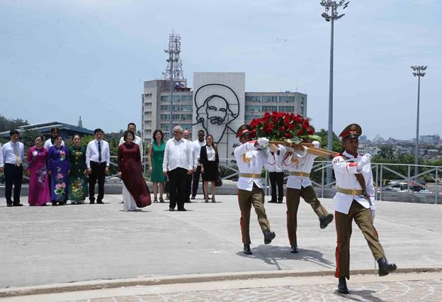  Phó Chủ tịch nước Đặng Thị Ngọc Thịnh đặt hoa tại tượng đài Anh hùng Dân tộc Jose Marti. (Ảnh: Phương Hoa/TTXVN)