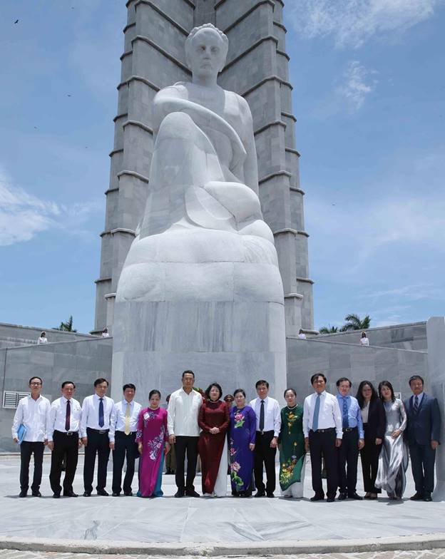  Phó Chủ tịch nước Đặng Thị Ngọc Thịnh đặt hoa tại tượng đài Anh hùng Dân tộc Jose Marti. (Ảnh: Phương Hoa/TTXVN)