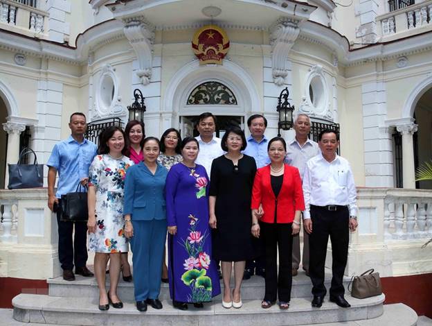 Phó Chủ tịch nước Đặng Thị Ngọc Thịnh và cán bộ nhân viên Đại sứ quán Việt Nam tại Cuba. (Ảnh: Phương Hoa/TTXVN)