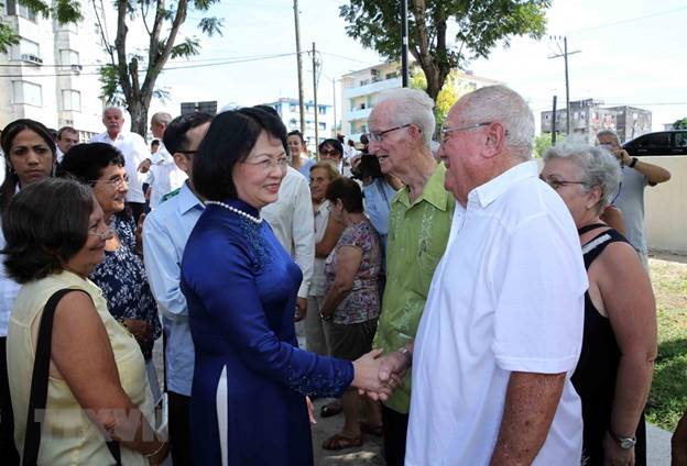 Phó Chủ tịch nước Đặng Thị Ngọc Thịnh với nhân dân Cuba tại Thủ đô La Habana. (Ảnh: Phương Hoa/TTXVN)