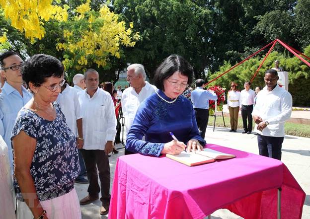  Phó Chủ tịch nước Đặng Thị Ngọc Thịnh viết lưu bút tại Tượng đài Chủ tịch Hồ Chí Minh. (Ảnh: Phương Hoa/TTXVN)