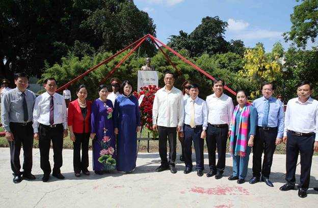  Phó Chủ tịch nước Đặng Thị Ngọc Thịnh và đoàn đại biểu Việt Nam đặt vòng hoa tại Tượng đài Chủ tịch Hồ Chí Minh. (Ảnh: Phương Hoa/TTXVN)