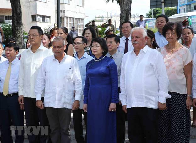  Phó Chủ tịch nước Đặng Thị Ngọc Thịnh và đoàn đại biểu Việt Nam đặt vòng hoa tại Tượng đài Chủ tịch Hồ Chí Minh. (Ảnh: Phương Hoa/TTXVN)
