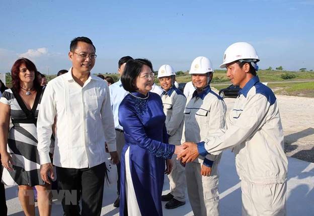 Phó Chủ tịch nước Đặng Thị Ngọc Thịnh thăm dự án của Viglacera (Việt Nam) tại Đặc khu kinh tế Mariel. (Ảnh: Phương Hoa/TTXVN)