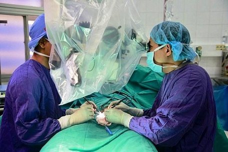 Các bác sĩ Trung tâm Nam học thực hiện ca vi phẫu nối dương vật cho nam bệnh nhân bị vợ cắt đứt