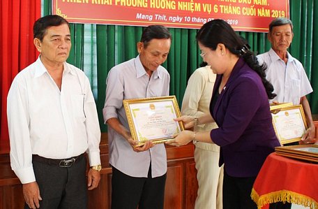    Đồng chí Nguyễn Thị Minh Trang- Tỉnh ủy viên, Bí thư Huyện ủy Mang Thít- trao giấy khen cho 5 tập thể xuất sắc.