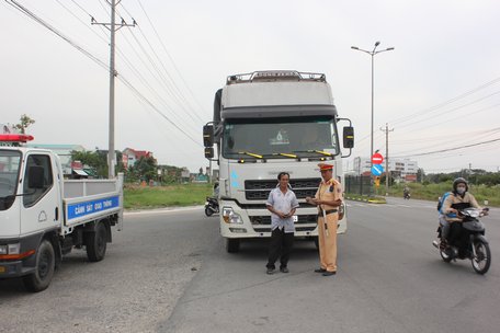    Lực lượng cảnh sát giao thông tỉnh kiểm soát xe ô tô chở khách trên tuyến QL1.