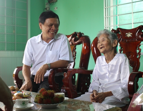 Tổng Biên tập Báo Vĩnh Long thăm, tặng quà Mẹ Việt Nam anh hùng Nguyễn Thị Bông.