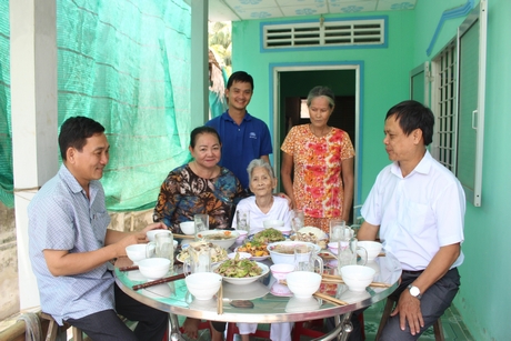 Báo Vĩnh Long tổ chức bữa cơm nghĩa tình tại nhà Mẹ Việt Nam anh hùng Nguyễn Thị Bông.