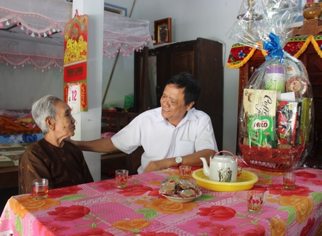 Tổng Biên tập Báo Vĩnh Long đến thăm Mẹ Việt Nam anh hùng Phan Thị Khéo.