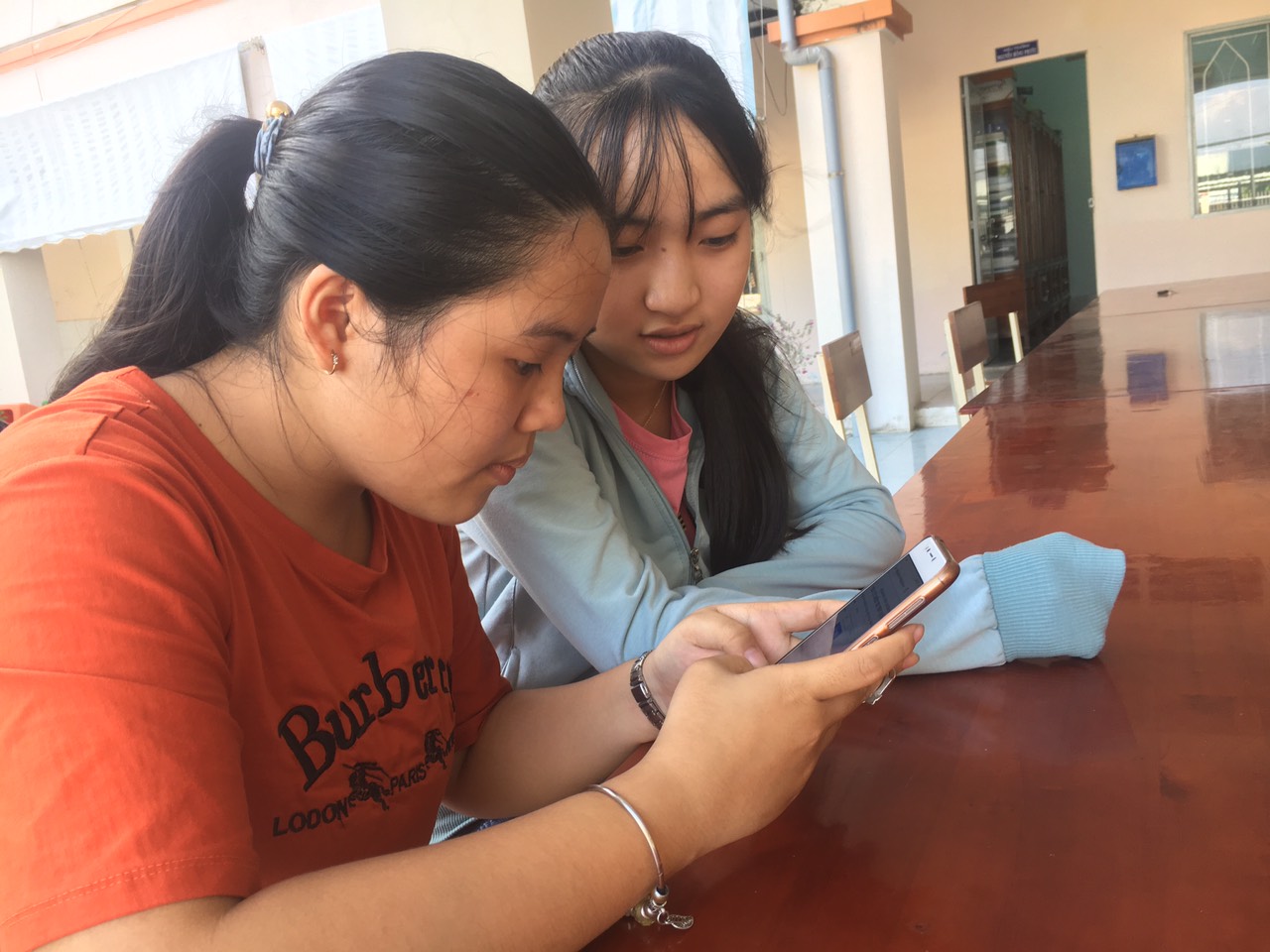 Học sinh xem điểm thi THPT quốc gia 2019 trên điện thoại di động.