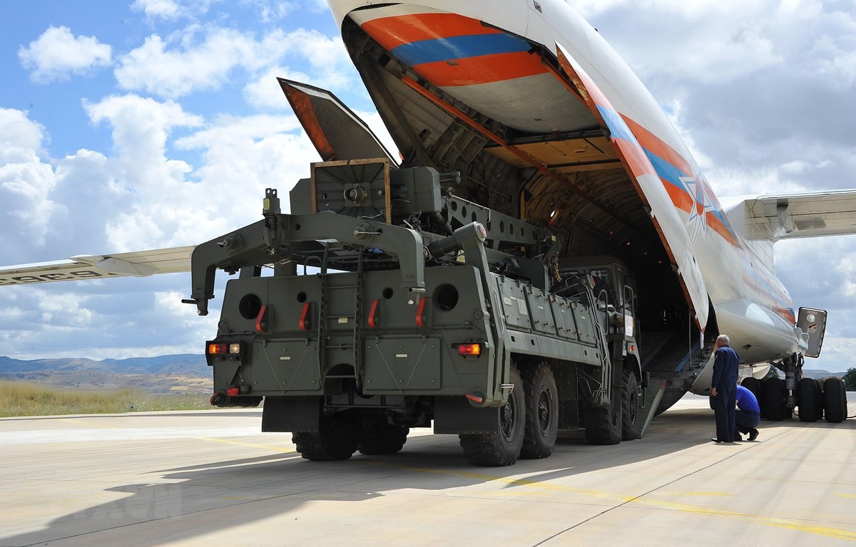 Máy bay vận tải quân sự Antonov của Nga chở hệ thống phòng thủ tên lửa S-400 hạ cánh tại căn cứ không quân Murted ở Ankara, Thổ Nhĩ Kỳ ngày 12/7/2019. (Ảnh: THX/TTXVN)