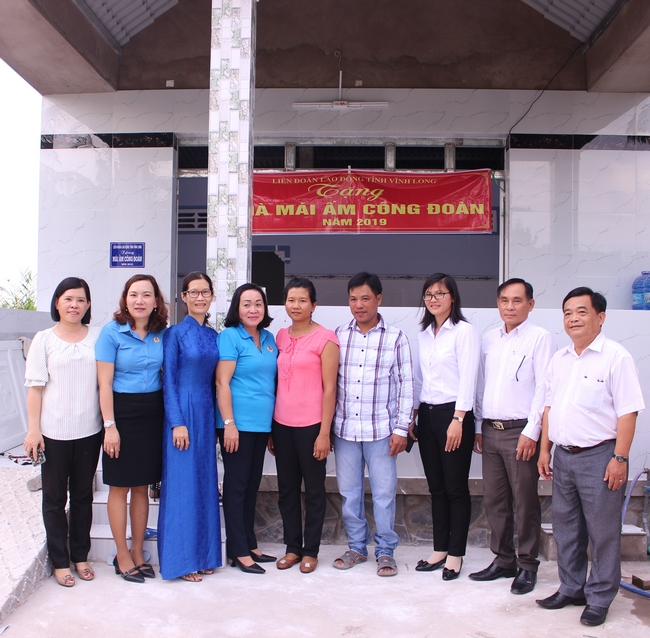 Lãnh đạo LĐLĐ tỉnh, Công đoàn Viên chức tỉnh cùng CĐCS chụp ảnh cùng gia đình chị Thạch Thị Ra Đô