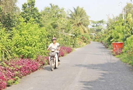 Các tuyến đường nông thôn ở Tam Bình ngày càng sáng và đẹp hơn.