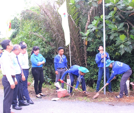 Sinh viên Trường ĐH Sư phạm Kỹ thuật Vĩnh Long thực hiện công trình “Thắp sáng đường quê”