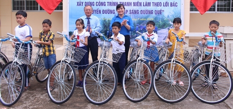 Dịp này, Tỉnh Đoàn cũng vận động trao 15 xe đạp cho học sinh có hoàn cảnh khó khăn tại địa phương