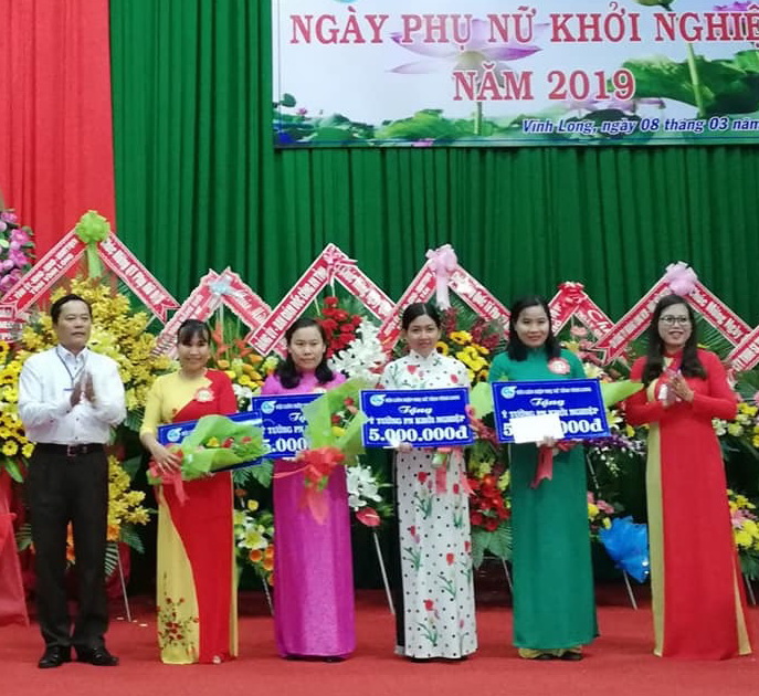 Ý tưởng khởi nghiệp của chị Nguyễn Đặng Phương Khánh (thứ ba từ trái sang) được chọn nhận giải thưởng trong “Ngày Phụ nữ khởi nghiệp” năm 2019.