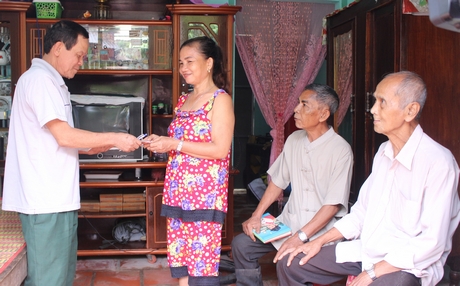 Chị Nguyễn Thị Út sẵn lòng quyên góp tiền gây quỹ hỗ trợ tang lễ.