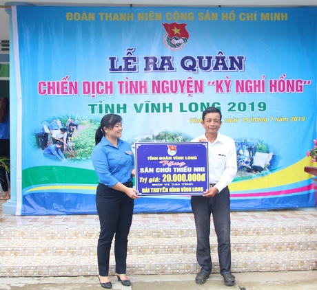 Đại diện Tỉnh Đoàn trao bảng tượng trưng kinh phí hỗ trợ xây dựng sân bóng đá mini tại trường THCS Tân An Hội.