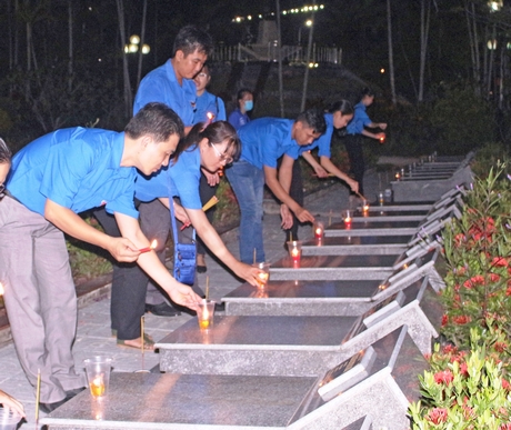 Tri ân các anh hùng liệt sĩ, hàng năm, tuổi trẻ đều tổ chức lễ thắp nến tri ân tại các nghĩa trang liệt sĩ.