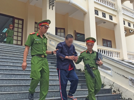 Lực lượng công an áp giải bị cáo Nguyễn Văn Tiếp.
