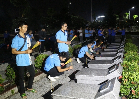Đoàn viên thanh niên  thắp nến tri ân tại các phần mộ