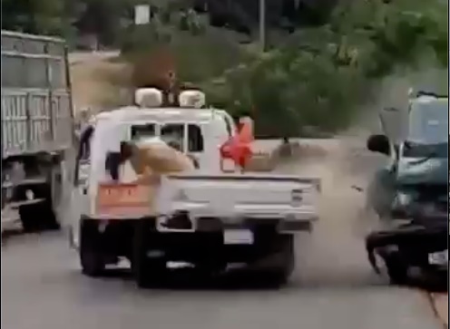 Cận cảnh xe chở gỗ của nhóm đối tượng tông thẳng xe cảnh sát giao thông đang chặn bắt - Ảnh: do công an Gia Lai cung cấp.