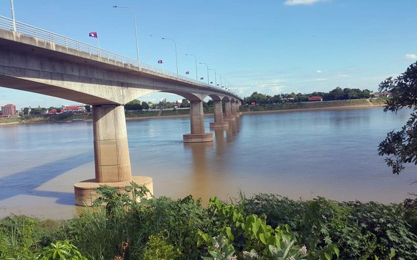 Cầu Hữu Nghị từ Vientiane, Lào sang Thái Lan lẽ ra giờ này nước đã dâng cao nhưng vẫn trơ mố trụ cầu - Ảnh: K.S.