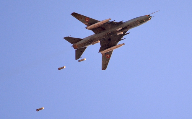 Chiếc Su-24 thực hiện nhiệm vụ ném bom tại Syria năm 2018.
