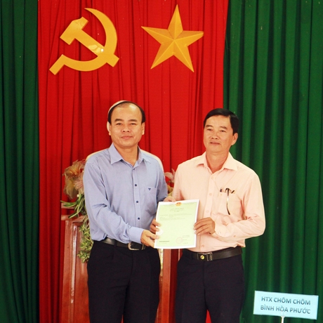 Hợp tác xã Chôm chôm Bình Hòa Phước được trao giấy chứng nhận đăng ký nhãn hiệu, truy xuất nguồn gốc sản phẩm.