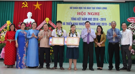 Bí thư Tỉnh ủy- Trần Văn Rón (thứ 4 từ phải sang) cùng lãnh đạo Sở GD- ĐT và các đại biểu trao bằng khen và học bổng cho các học sinh đạt thành tích cao trong kỳ THPT Quốc gia 2019.