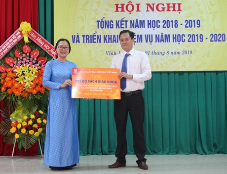 Nhà xuất bản Giáo dục Việt Nam trao tặng 555 bộ sách giáo khoa cho học sinh là con gia đình thương binh, liệt sĩ, có hoàn cảnh khó khăn trên địa bàn tỉnh.