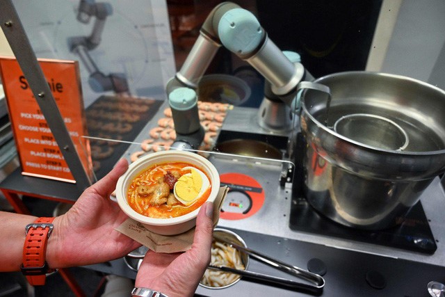 Robot “đầu bếp” có thể phục vụ một bát mỳ nóng hổi. Ảnh: scmp.com