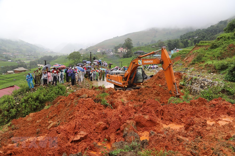  Mưa lũ gây sạt lở đất đá khiến 1 người chết, tỉnh lộ 152 thuộc địa phận xã Hầu Thào, huyện Sa Pa, Lào Cai bị ách tắc nghiêm trọng. (Ảnh: TTXVN)