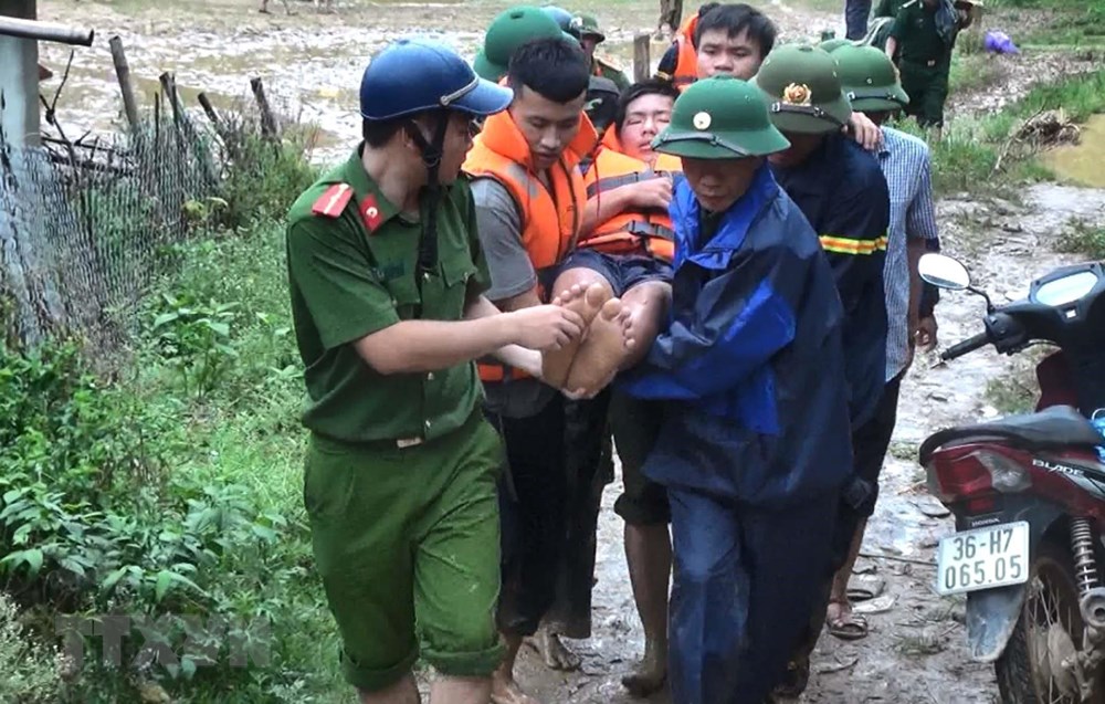 Lực lượng cứu trợ đưa người dân bị thương từ bản Sa Ná, xã Na Mèo, huyện Quan Sơn, tỉnh Thanh Hóa ra ngoài để chữa trị. (Ảnh: TTXVN)Nhập mô tả cho ảnh