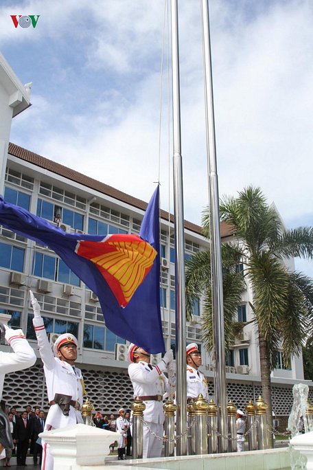  Cờ ASEAN bắt đầu được kéo lên trước trụ sở Bộ Ngoại giao Lào.