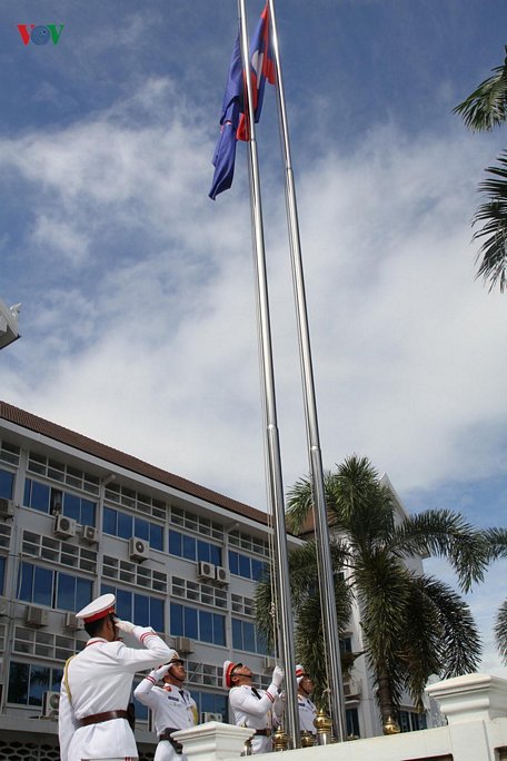  Lá cờ ASEAN tung bay cùng cờ Lào.