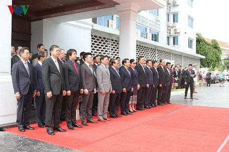  Các quan chức ngoại giao, đại sứ các nước ASEAN dự Lễ thượng cờ ASEAN tại Lào.