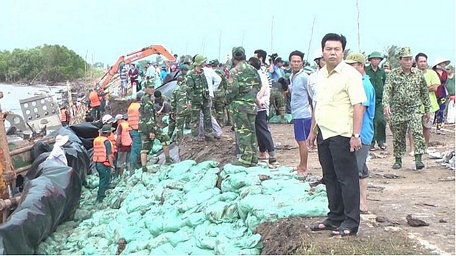 Huy động bộ đội, dân quân khẩn trương vá đê biển tại tỉnh Cà Mau do nước biển dâng tàn phá. Ảnh: Ban chỉ đạo Trung ương về phòng chống thiên tai