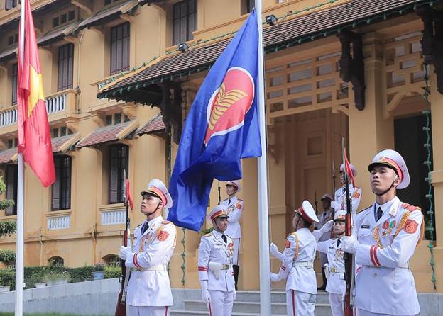  Nghi thức thượng cờ nhân dịp kỷ niệm 52 năm Ngày thành lập Hiệp hội các quốc gia Đông Nam Á (ASEAN). (Ảnh: Lâm Khánh/TTXVN)