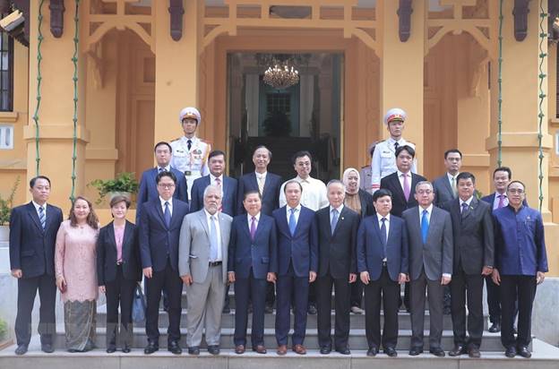 Các đại biểu tham dự Lễ thượng cờ nhân dịp kỷ niệm 52 năm Ngày thành lập Hiệp hội các quốc gia Đông Nam Á (ASEAN). (Ảnh: Lâm Khánh/TTXVN)