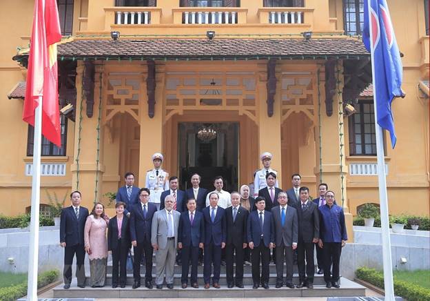  Các đại biểu tham dự Lễ thượng cờ nhân dịp kỷ niệm 52 năm Ngày thành lập Hiệp hội các quốc gia Đông Nam Á (ASEAN). (Ảnh: Lâm Khánh/TTXVN)