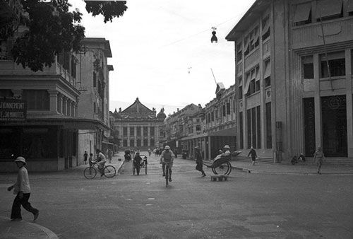 Ngã tư Rue Paul Bert - Henri Rivie (nay là ngã tư Tràng Tiền - Ngô Quyền), Hà Nội năm 1940. Nhà hát Lớn Hà Nội nằm cuối phố Rue Paul Bert.