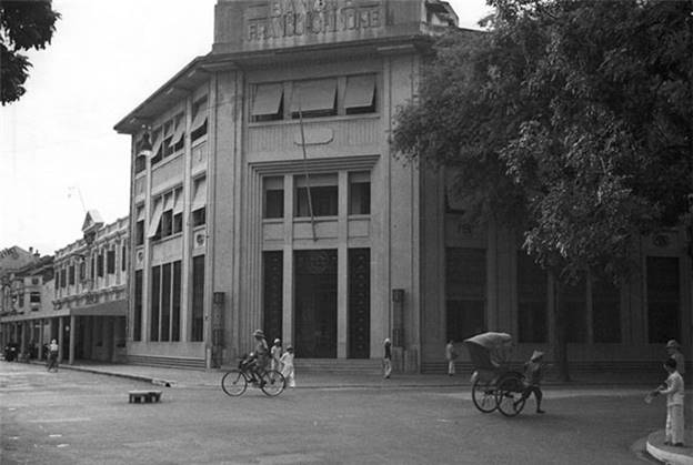 Ngân hàng Pháp - Hoa nằm bên ngã tư Rue Paul Bert - Henri Rivie. Tòa nhà này ngày nay thuộc Bộ Công thương.